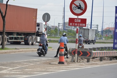 Lờ lệnh cấm, nhiều người liều mình chạy xe máy trên cầu vượt Cát Lái