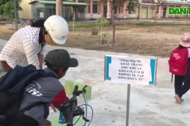 Các thầy cô giáo huyện Ia Pa kiểm tra nhiệt độ khi vào trường học