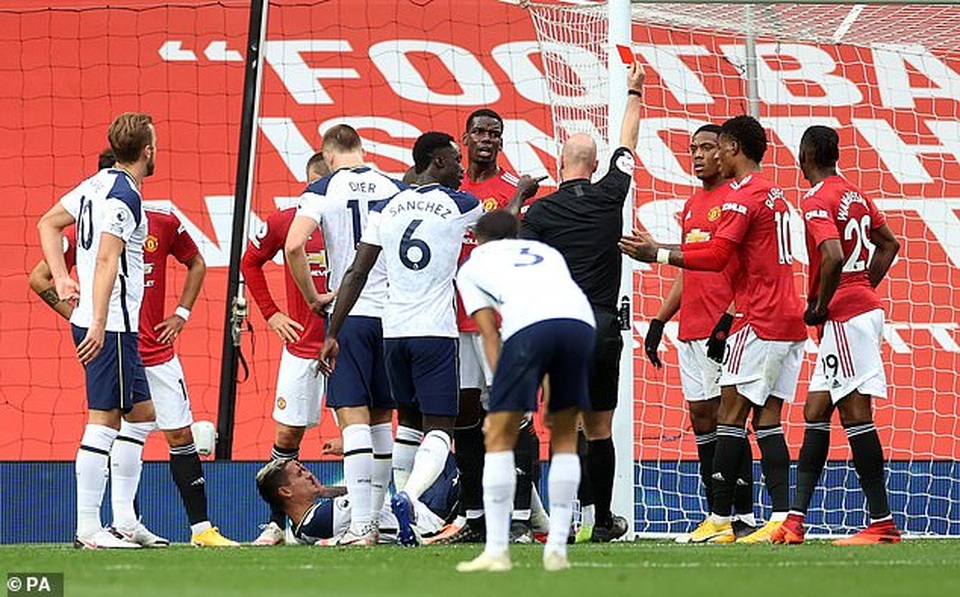 Cổ động viên Man Utd nổi cơn thịnh nộ vì Lamela không phải nhận thẻ đỏ - 4 Cổ động viên Man Utd nổi cơn thịnh nộ vì Lamela không phải nhận thẻ đỏ - 4