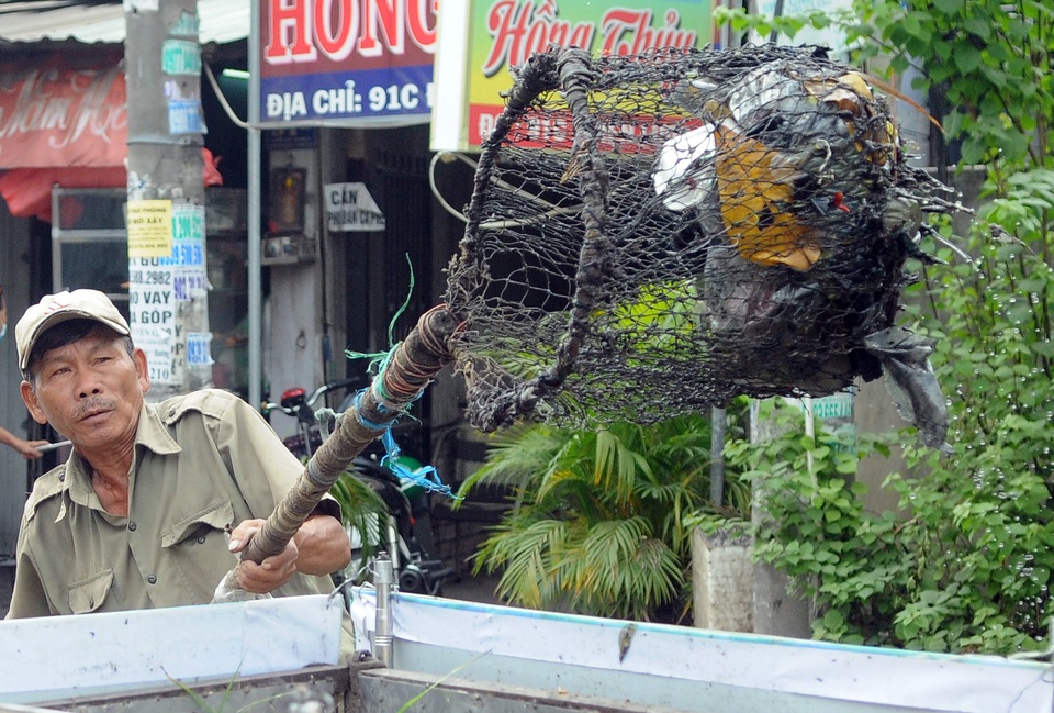 Người thương binh mỗi ngày vớt hàng trăm kg rác giải cứu dòng kênh - 3 Người thương binh mỗi ngày vớt hàng trăm kg rác giải cứu dòng kênh - 3
