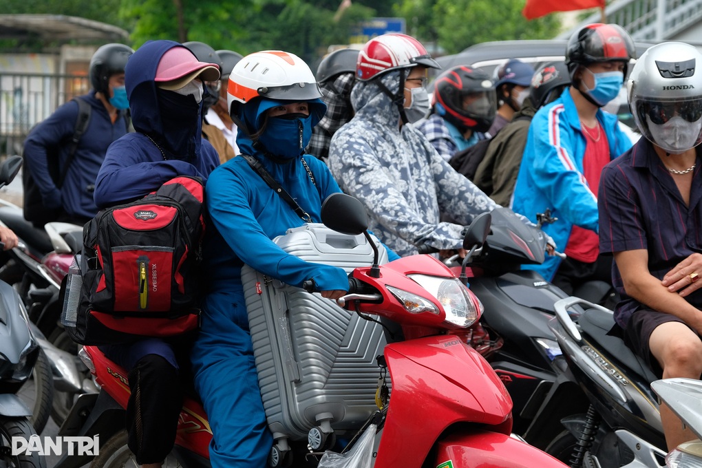 Trẻ em ngủ gục trên xe máy theo cha mẹ trở lại Hà Nội sau kỳ nghỉ lễ - 3 Trẻ em ngủ gục trên xe máy theo cha mẹ trở lại Hà Nội sau kỳ nghỉ lễ - 3