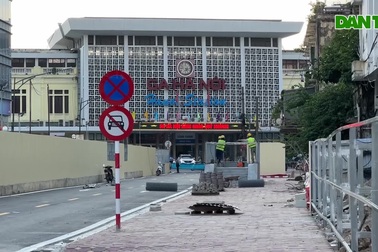 Đường Trần Hưng Đạo vẫn bị rào chặn do ga ngầm S12 chưa hoàn trả mặt đường