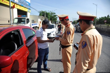 Dương tính ma túy và không bằng lái, tài xế ô tô bị phạt 46 triệu đồng