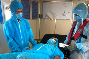 Khánh Hòa: Cấp cứu ngư dân đau bụng dữ dội khi đang ở giữa biển