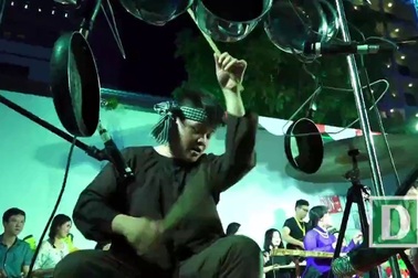 Mang cả nhà bếp ra… chơi nhạc