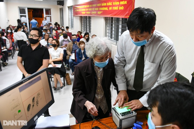 Công an Hà Nội xuyên đêm phục vụ người dân làm thẻ căn cước gắn chip - 14 Công an Hà Nội xuyên đêm phục vụ người dân làm thẻ căn cước gắn chip - 14
