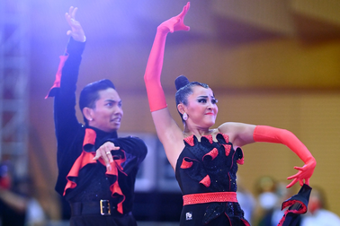 Ngắm màn khiêu vũ bốc lửa của 2 đôi VĐV Việt Nam giành 5 HCV Dance Sport