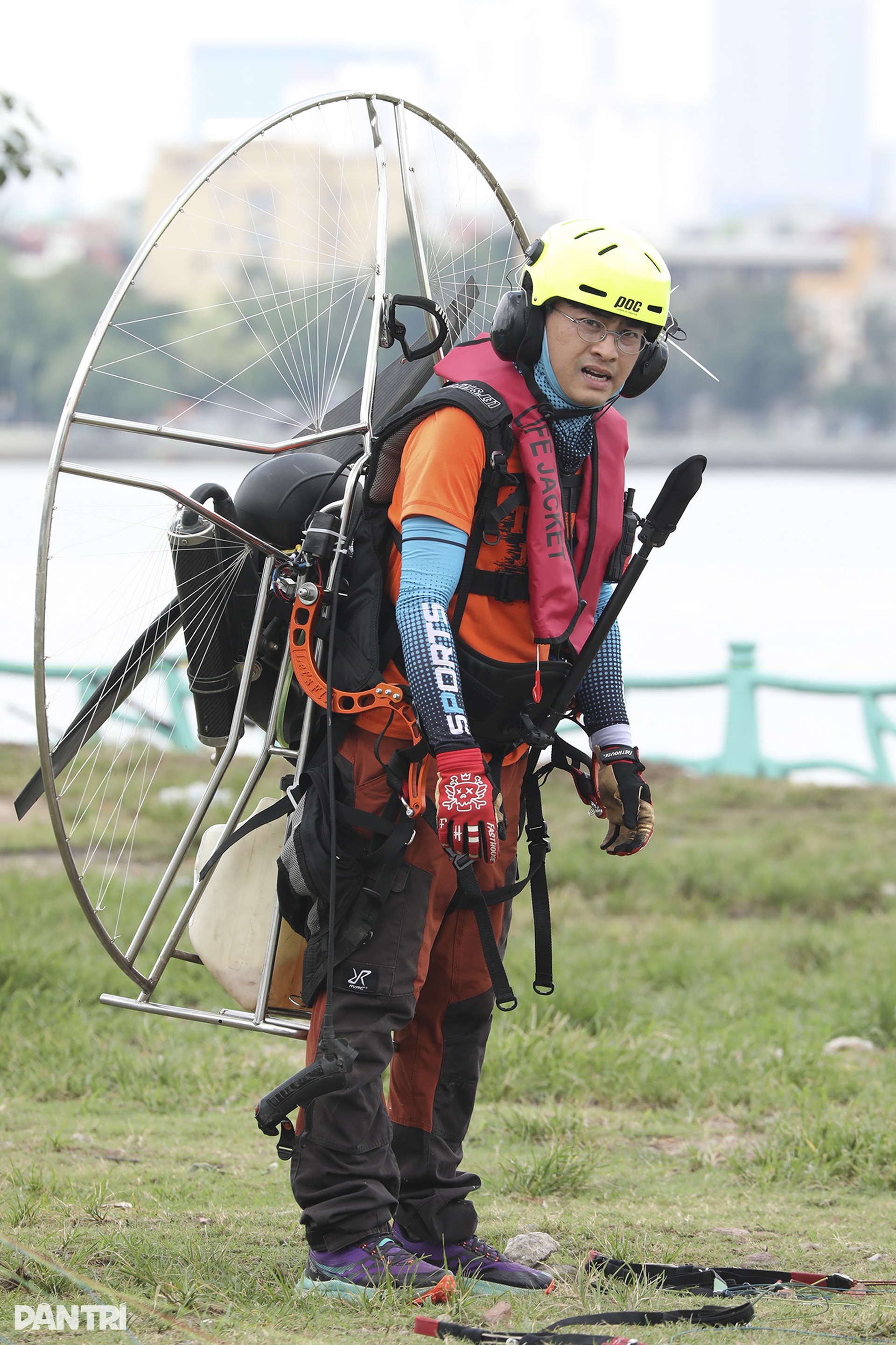 Dù lượn dùng động cơ 185 phân khối bay lượn, vần mây trên bầu trời hồ Tây - 4 Dù lượn dùng động cơ 185 phân khối bay lượn, vần mây trên bầu trời hồ Tây - 4