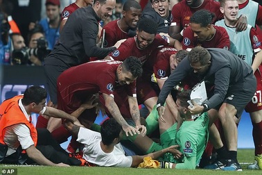 Liverpool mất thủ môn vì lý do lãng xẹt