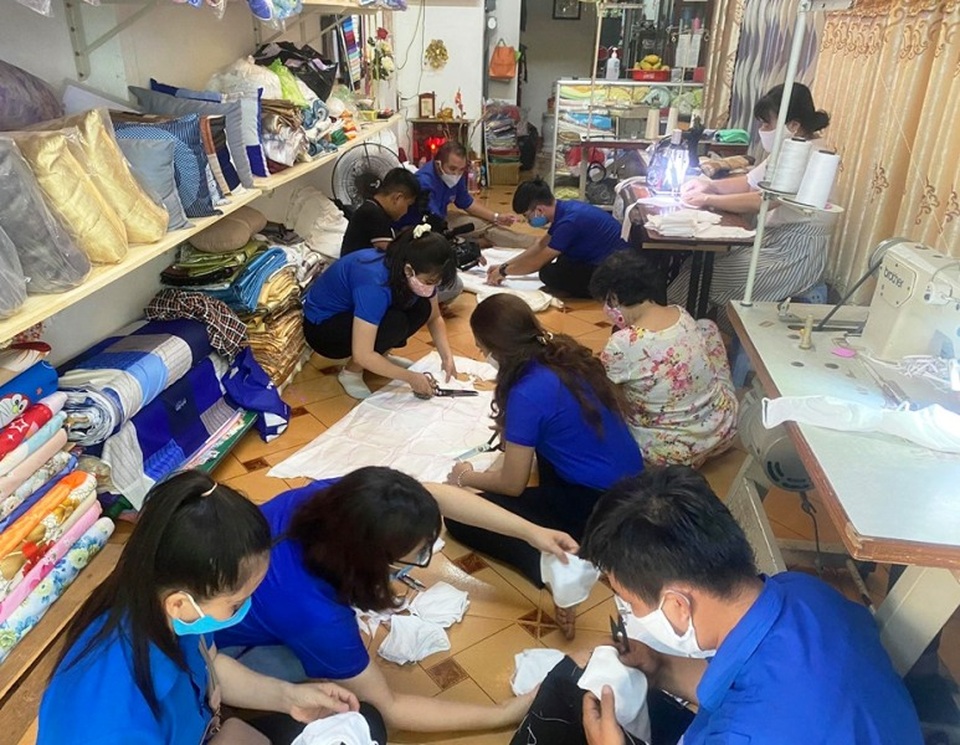 Thanh niên Bình Định “đến từng ngõ, gõ từng nhà” hỗ trợ dân khai báo y tế - 4 Thanh niên Bình Định “đến từng ngõ, gõ từng nhà” hỗ trợ dân khai báo y tế - 4