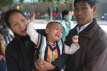 Cậu bé mắc bệnh hiểm nghèo tái khám chờ phẫu thuật