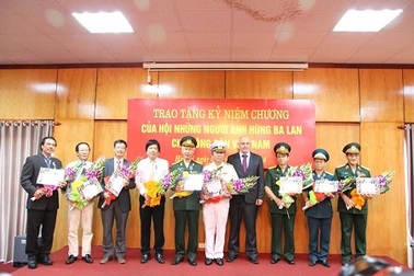 Ba Lan trao Huy chương Hữu nghị cho 9 người Việt Nam