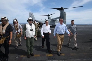 Bộ trưởng Quốc phòng Mỹ thị sát tàu sân bay trên Biển Đông