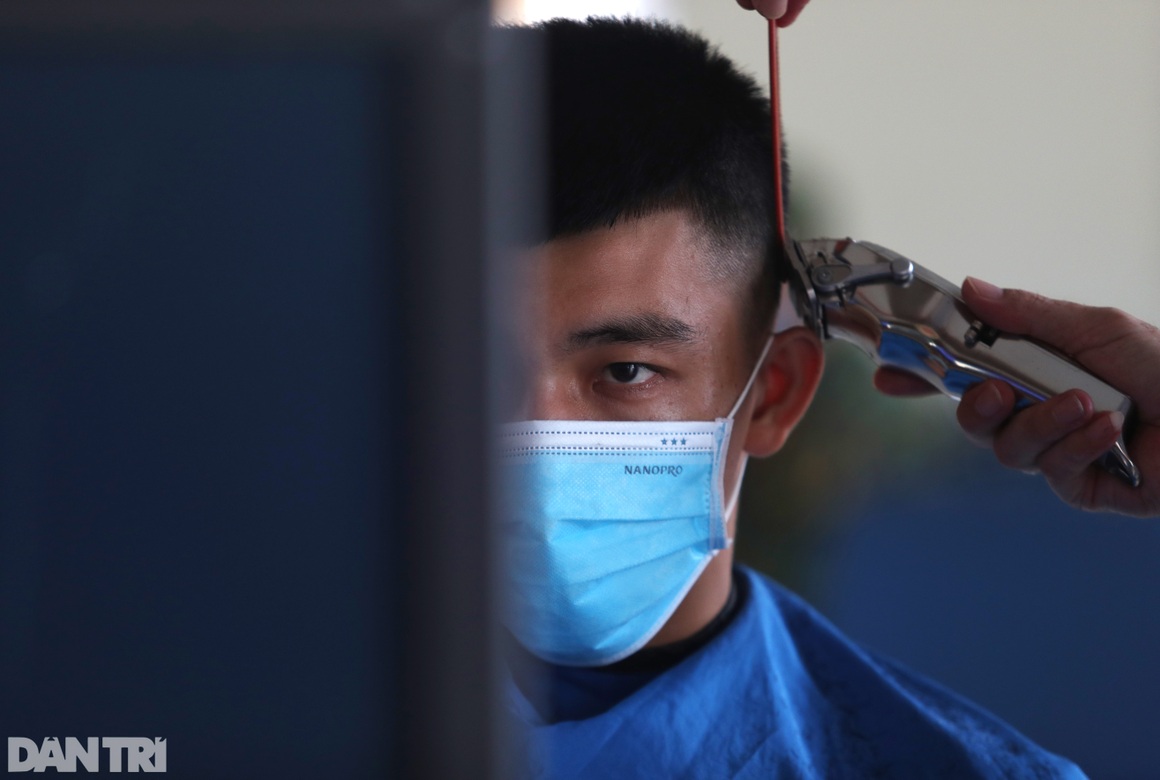 Bộ đội được cắt tóc dã chiến sau nhiều ngày dầm mưa, dãi nắng ở Sài Gòn - 7 Bộ đội được cắt tóc dã chiến sau nhiều ngày dầm mưa, dãi nắng ở Sài Gòn - 7
