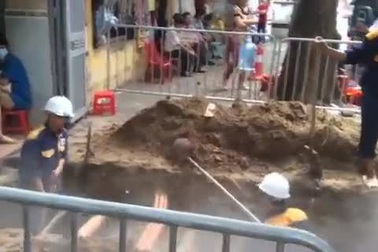 Rầm rộ thi công ngay trước nhà 146 Quán Thánh.