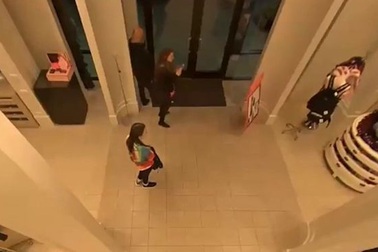 Video 5 cô gái vác súng điện vào cướp cửa hàng đồ lót ở Mỹ