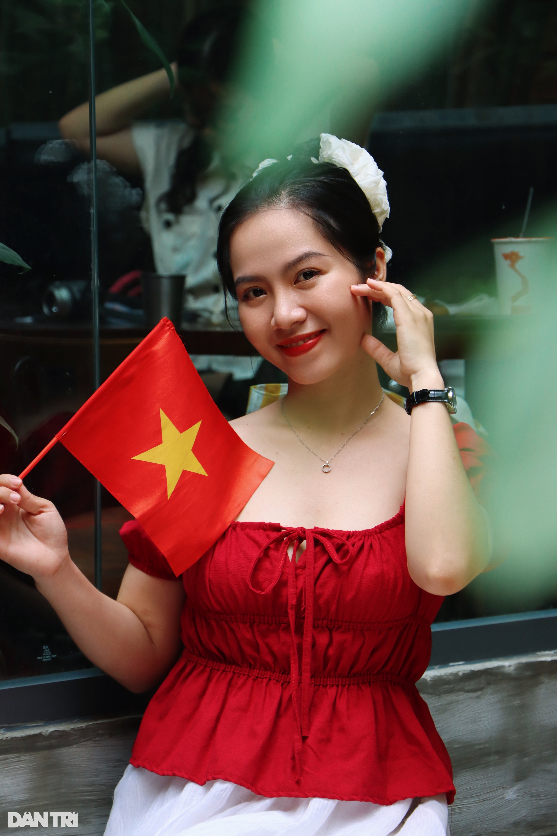 Người trẻ đeo khăn rằn, cầm cờ đỏ sao vàng check-in cà phê yêu nước - 11 Người trẻ đeo khăn rằn, cầm cờ đỏ sao vàng check-in cà phê yêu nước - 11