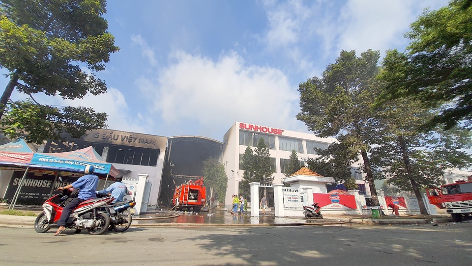 Hiện trường vụ cháy kho hàng gia dụng rộng hơn 7.000m2 - 1 Hiện trường vụ cháy kho hàng gia dụng rộng hơn 7.000m2 - 1