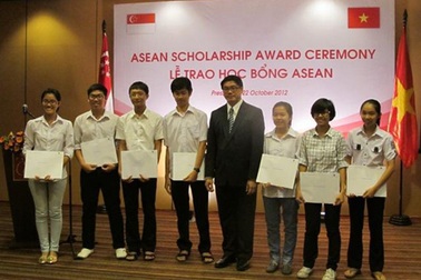 Chín học sinh Việt Nam nhận Học bổng ASEAN 