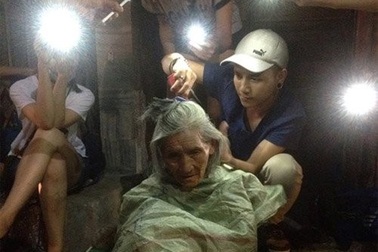 9X cắt tóc miễn phí cho người vô gia cư trong đêm