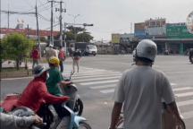 Đèn giao thông tắt, người đi đường có được lái xe qua giao lộ?