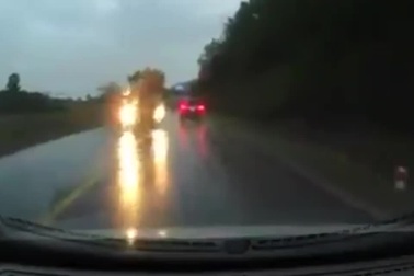 Thót tim xe cần cẩu mất lái trên đường mưa trơn trượt suýt gây tai nạn