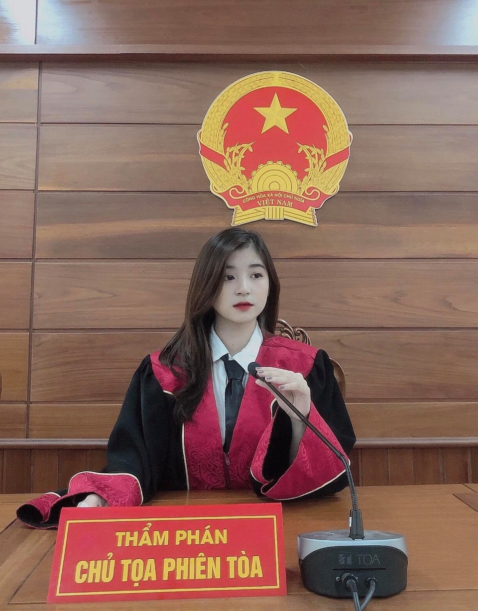 Thêm một hot girl thẩm phán xinh đẹp khiến dân mạng xao xuyến - 1 Thêm một hot girl thẩm phán xinh đẹp khiến dân mạng xao xuyến - 1
