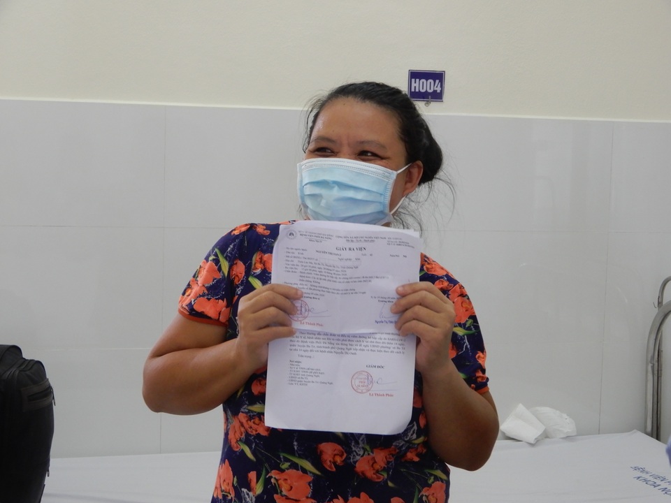 4 bệnh nhân Covid-19 đầu tiên ở Đà Nẵng xuất viện: Không hạnh phúc nào bằng - 4 4 bệnh nhân Covid-19 đầu tiên ở Đà Nẵng xuất viện: Không hạnh phúc nào bằng - 4
