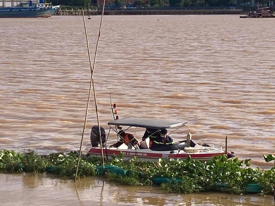 Hàng chục người tụ tập trên cầu xem vớt thi thể trôi sông - 1 Hàng chục người tụ tập trên cầu xem vớt thi thể trôi sông - 1