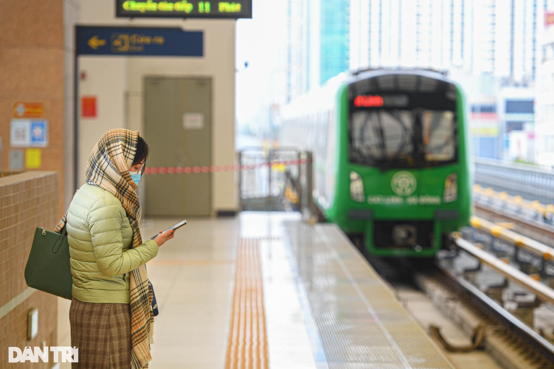 Nhiều sinh viên ở Hà Nội đi học bằng tàu Cát Linh - Hà Đông để tránh rét - 6 Nhiều sinh viên ở Hà Nội đi học bằng tàu Cát Linh - Hà Đông để tránh rét - 6