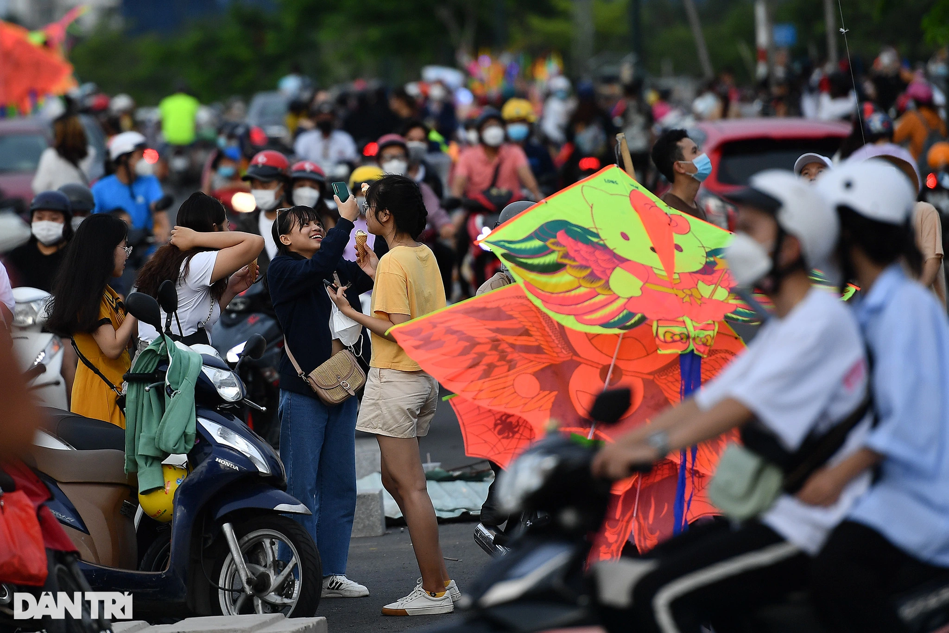 Biển người đến thả diều, ăn uống khiến khu Thủ Thiêm tràn ngập rác thải - 11 Biển người đến thả diều, ăn uống khiến khu Thủ Thiêm tràn ngập rác thải - 11