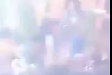 Fan xô đẩy quá khích khiến Sơn Tùng dừng biểu diễn