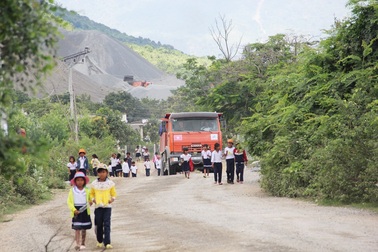 Bị “kẹp” giữa 2 mỏ đá, dân kêu trời vì khói bụi, nứt nhà