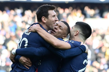 Hành động của Mbappe với Messi khiến cổ động viên phát sốt