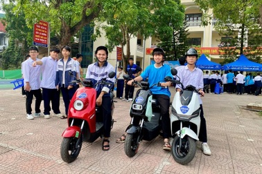 Học sinh Bắc Ninh thử xe điện VinFast tại sự kiện “Phủ xanh trường học 2026”