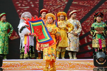 Trình diễn thực hành nghi thức hầu đồng trong khai hội Đền Cô - Lào Cai