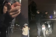 Nhóm thanh niên chặn đầu ô tô taxi, dùng mũ bảo hiểm đập phá xe