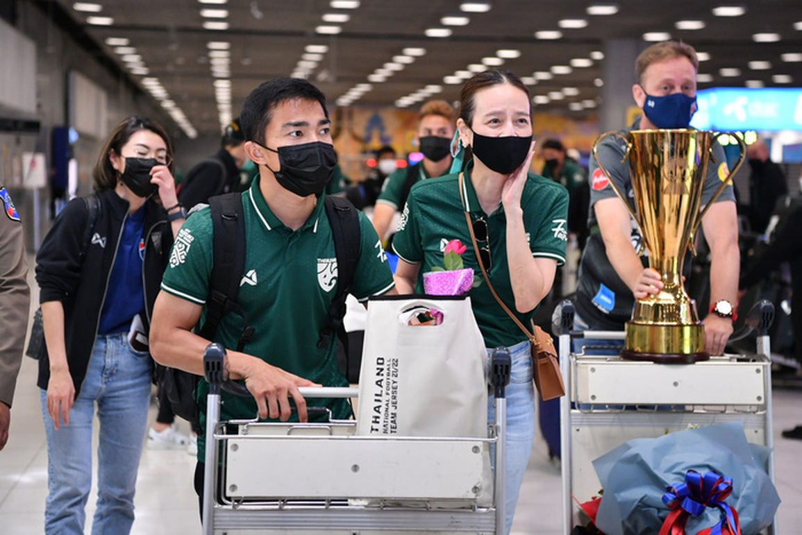 Tuyển Thái Lan rước cúp vàng AFF Cup về nước, nhận cơn mưa tiền thưởng - 1 Tuyển Thái Lan rước cúp vàng AFF Cup về nước, nhận cơn mưa tiền thưởng - 1