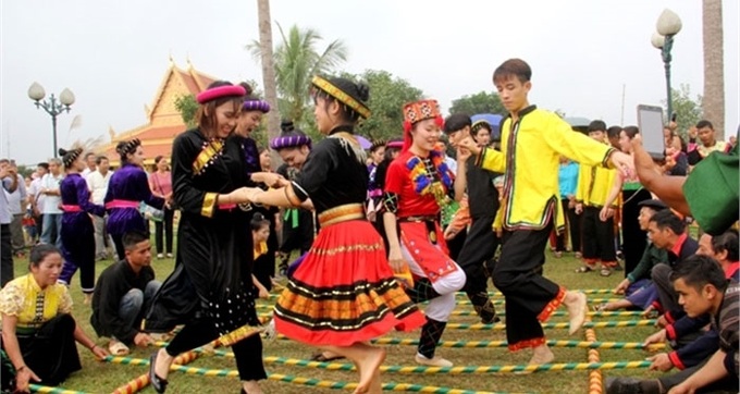  Đồng bào dân tộc biểu diễn tại Làng Văn hóa - Du lịch các dân tộc Việt Nam.