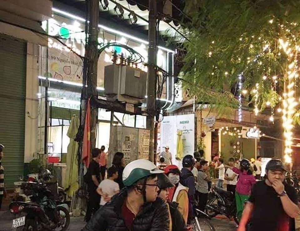 Sập tường quán ăn, 4 thực khách nhập viện - 1 Sập tường quán ăn, 4 thực khách nhập viện - 1