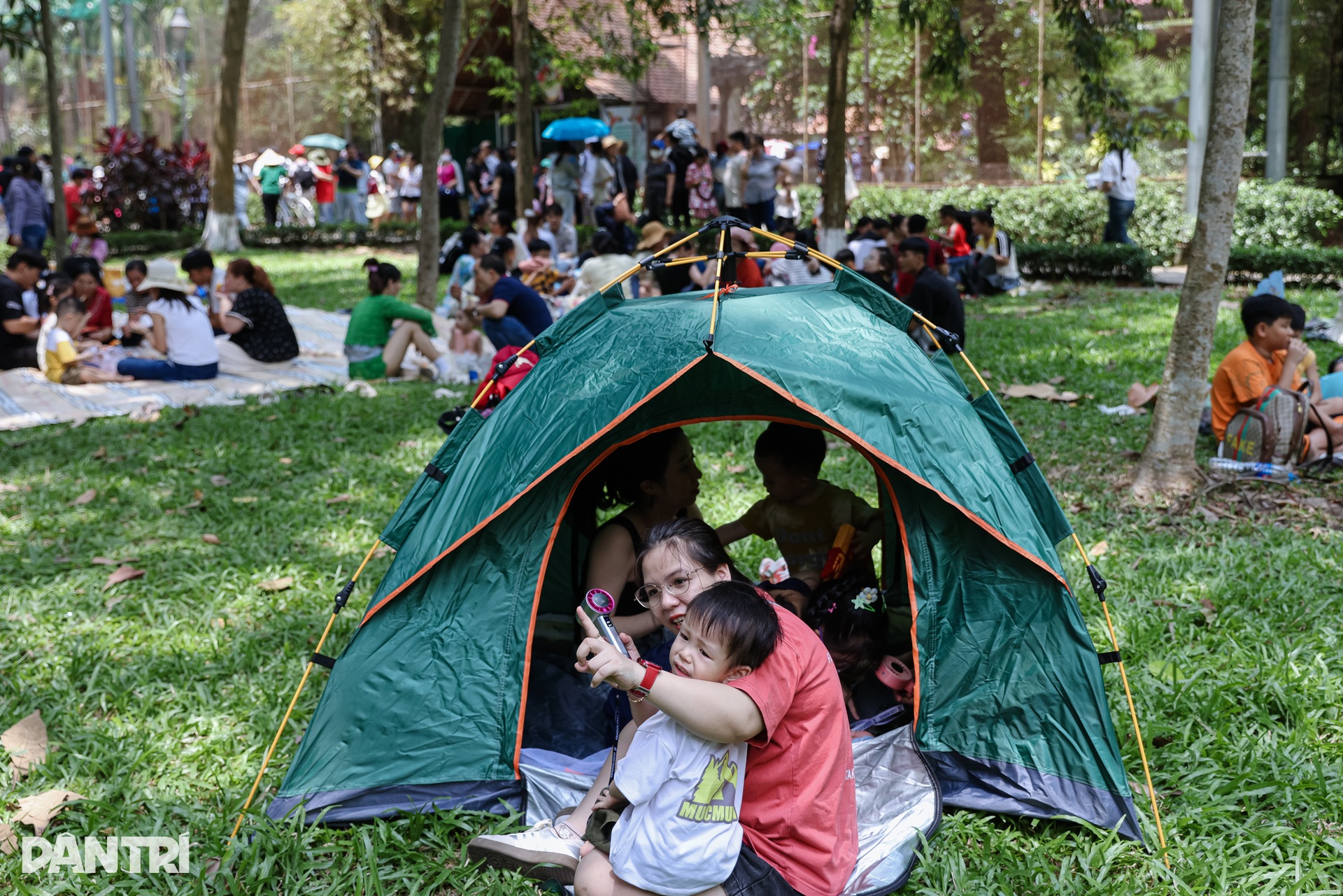 Thảo Cầm Viên Sài Gòn đông nghịt người dịp Giỗ Tổ Hùng Vương - 7 Thảo Cầm Viên Sài Gòn đông nghịt người dịp Giỗ Tổ Hùng Vương - 7