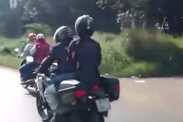 Kỳ lạ xe máy lệch 2 bánh vẫn băng băng trên đường