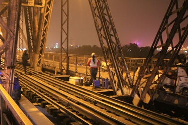 Nướng ngô, đun nước trên… đường sắt cầu Long Biên