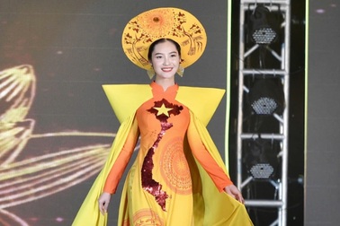 Hoa hậu Nông Thúy Hằng trình diễn áo dài lấy cảm hứng từ dáng hình đất nước