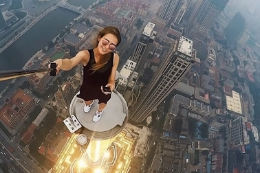 Mất mạng vì thích "sống ảo", treo người lơ lửng trên nóc nhà chọc trời