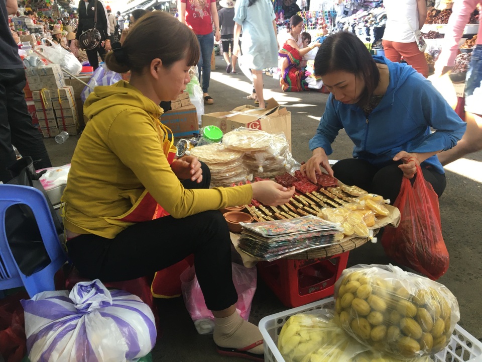 Đà Nẵng: Đồ cúng ông Táo đắt hàng, bán luôn tay từ 4 giờ sáng đến tối muộn - 4 Đà Nẵng: Đồ cúng ông Táo đắt hàng, bán luôn tay từ 4 giờ sáng đến tối muộn - 4