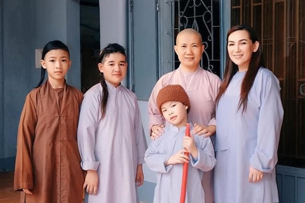 Tưởng niệm nạn nhân Covid-19: Vạn nỗi đau được xoa dịu từ tình người - 7 Tưởng niệm nạn nhân Covid-19: Vạn nỗi đau được xoa dịu từ tình người - 7
