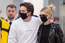Brooklyn Beckham và bạn gái đeo khẩu trang tại sân bay