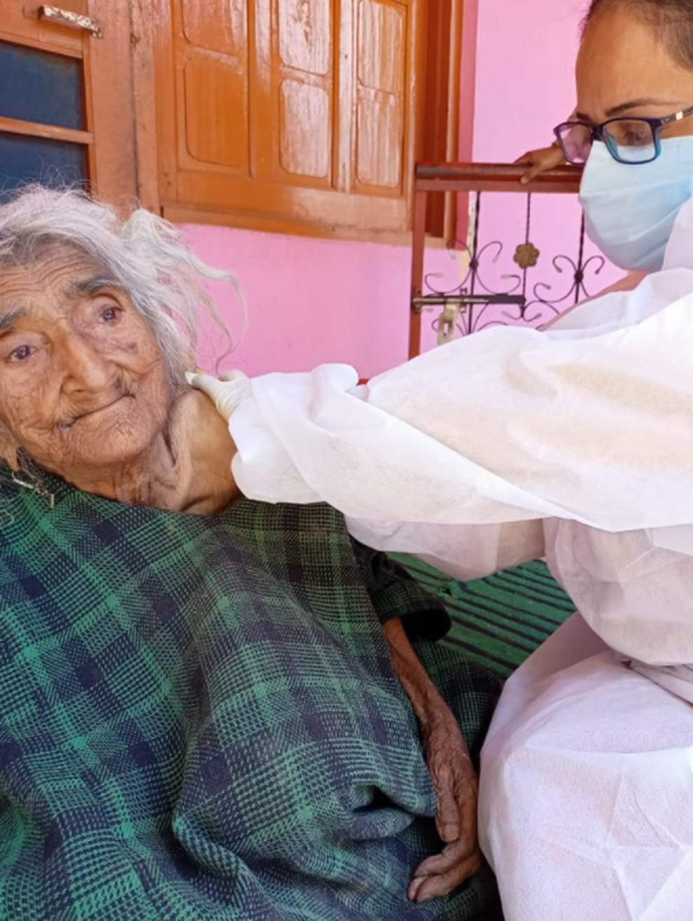 Cụ bà già nhất thế giới được tiêm vắc xin Covid-19 - 1