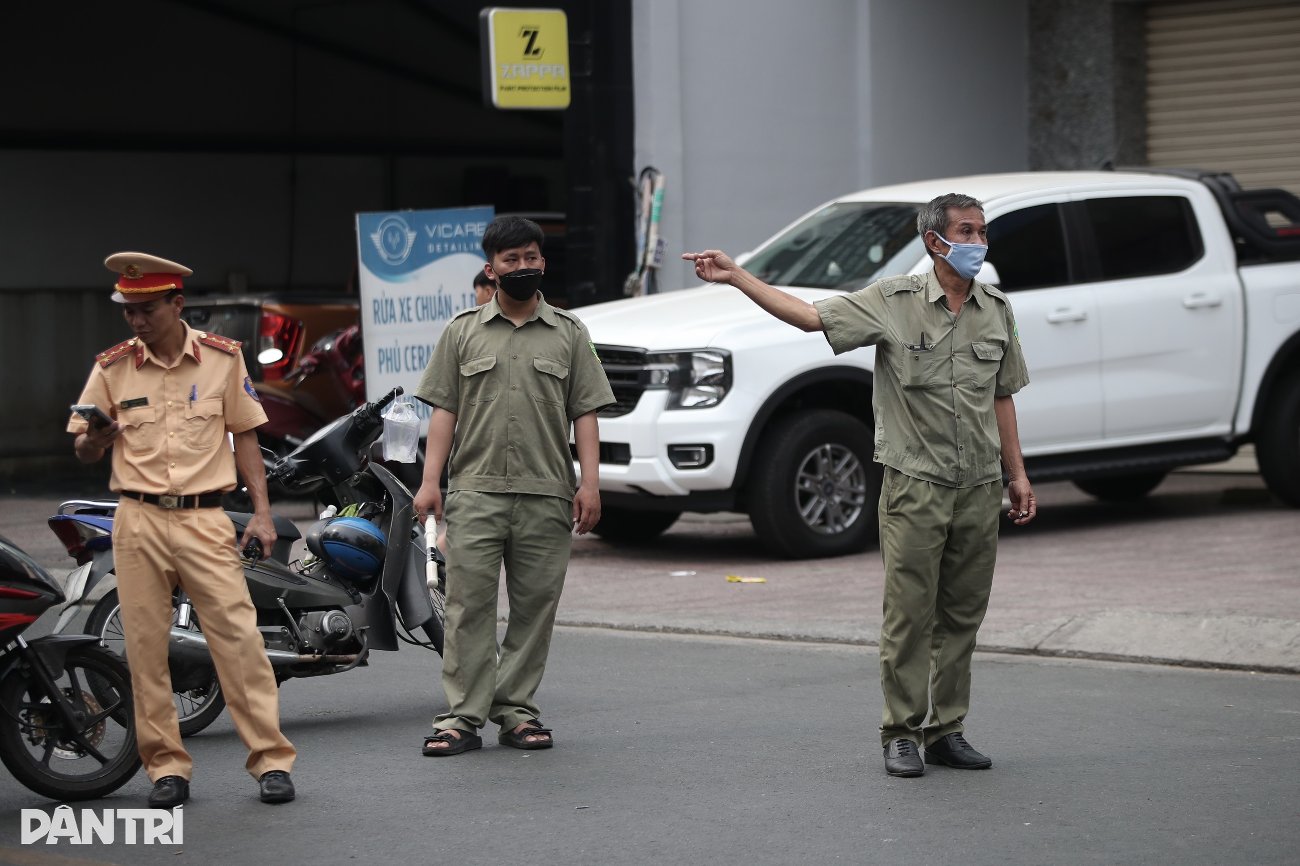 ប៉ូលីសបិទផ្លូវពេញមួយថ្ងៃ ដើម្បីត្រួតពិនិត្យរបារនៅ HCMC - ៨ Cảnh sát phong tỏa đường cả ngày để kiểm tra quán bar ở TPHCM - 8